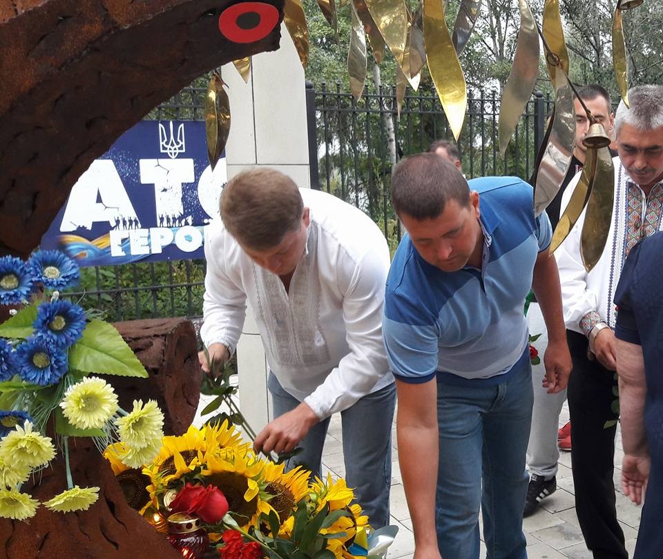 У святковий ранок вшанували тих, хто віддав життя за Україну