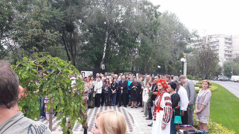 У святковий ранок вшанували тих, хто віддав життя за Україну