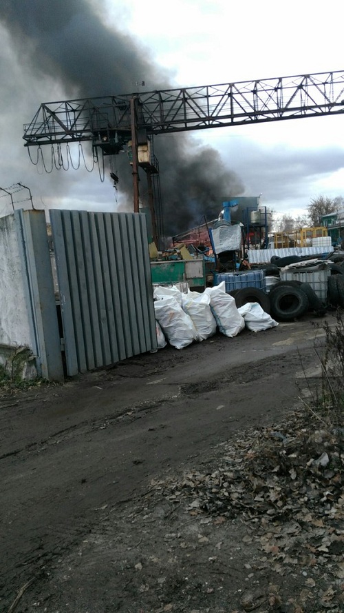 У Бучі горіли склади підприємства з переробки вторсировини: постраждало троє співробітників