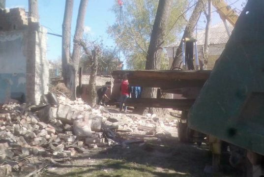 На Склозаводській знесли проблемну будівлю