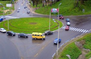 Автівки рухатимуться на перехрестях за новими правилами
