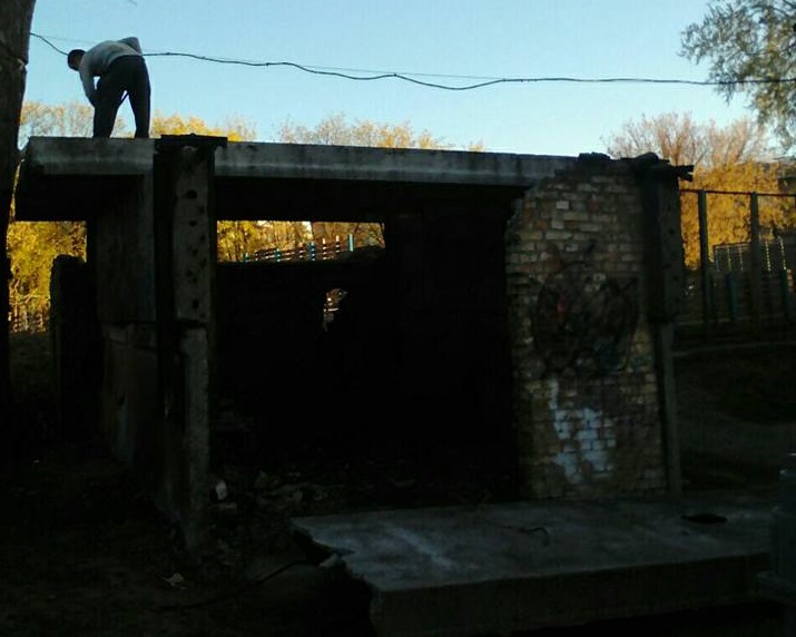 На Склозаводській знесли проблемну будівлю