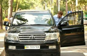 У Бучанського депутата викрали авто