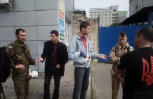 Провладні атовці “мирно атакують” незалежні ЗМІ