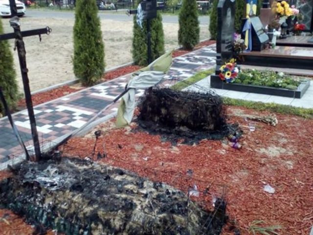 В Ірпені обгоріли могили героїв АТО: випадковість чи вандалізм?