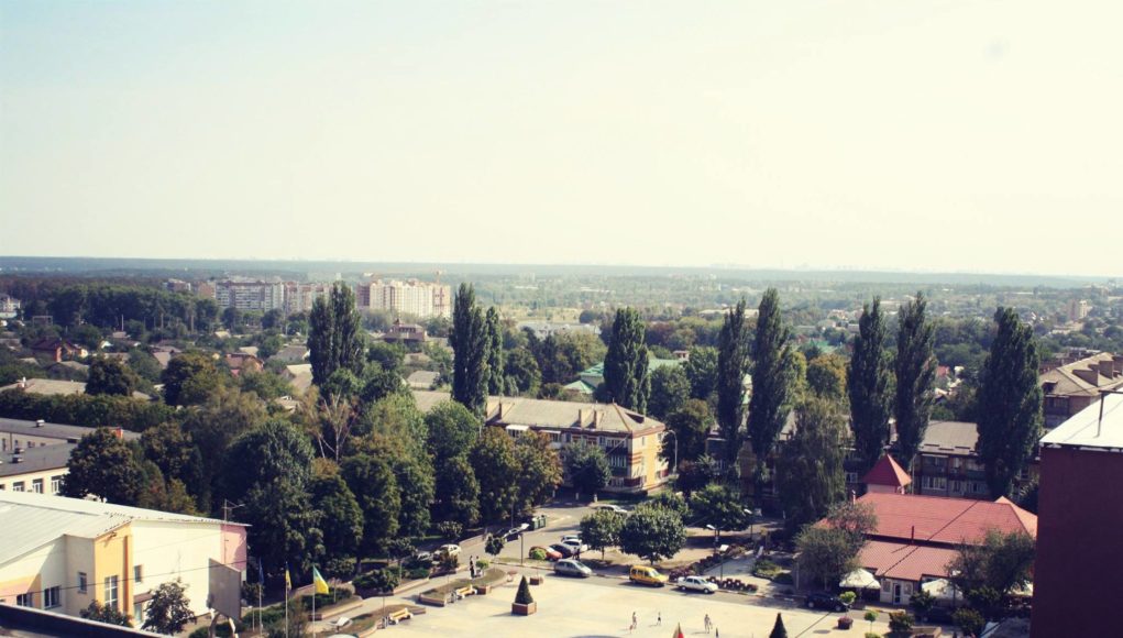 В Бучі розшукують жінку, яка серед білого дня вкрала в чоловіка сумку