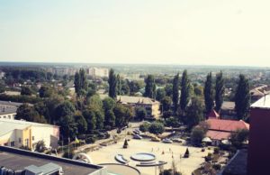 В Бучі розшукують жінку, яка серед білого дня вкрала в чоловіка сумку