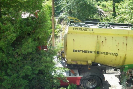 У Ворзелі п'яний водій бензовозу влетів до житлового будинку