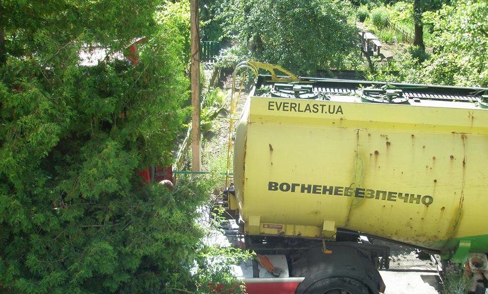 У Ворзелі п'яний водій бензовозу влетів до житлового будинку