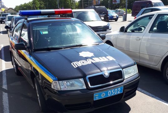 В Бучі поліція паркується на місцях для людей з інвалідністю
