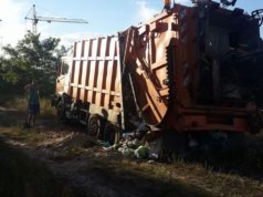 В поле на Склозаводській вивантажили сміття