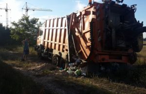 В поле на Склозаводській вивантажили сміття