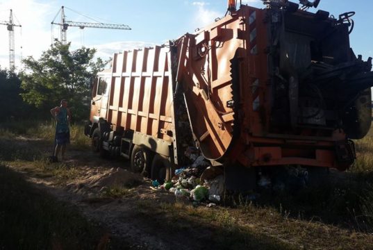 В поле на Склозаводській вивантажили сміття