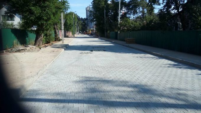 На вулиці 8 Березня встановили тротуарну плитку