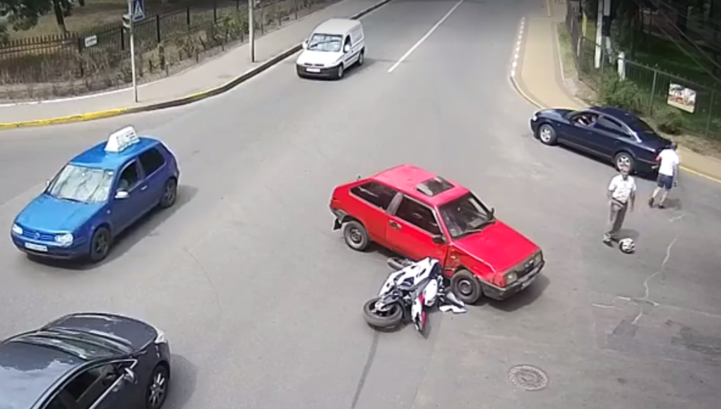 В Ірпені на перехресті вулиць Садової та Соборної трапилося ДТП з мотоциклом