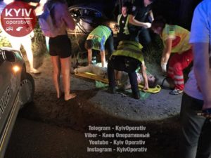 Поблизу Гостомеля “Ягуар” влетів у дерево: водій та двоє пасажирів зазнали важких травм