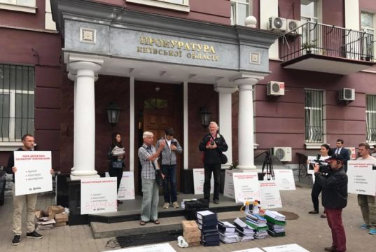 Під прокуратуру Київщини звезли мітинг на підтримку “діянь” ірпінського мера Володимира Карплюка