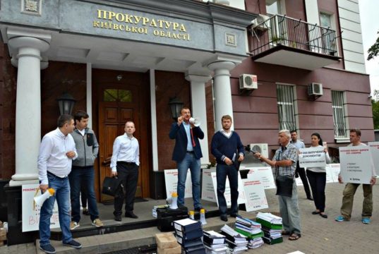 Посадовці Ірпінської міської ради на чолі з Карплюком та Христюком мітингували у розпал робочого дня