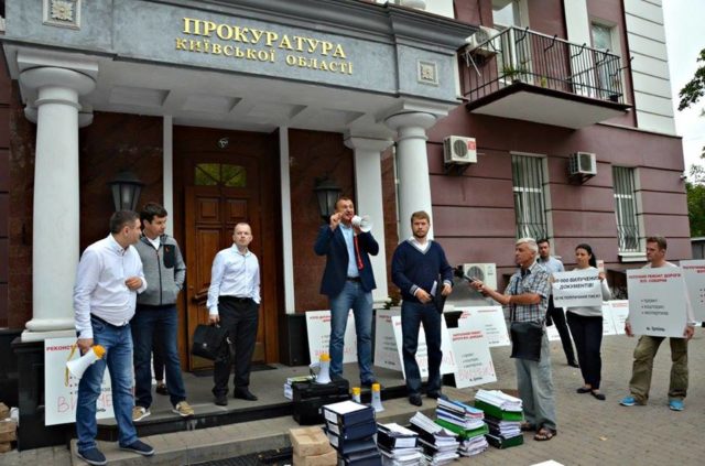 Посадовці Ірпінської міської ради на чолі з Карплюком та Христюком мітингували у розпал робочого дня