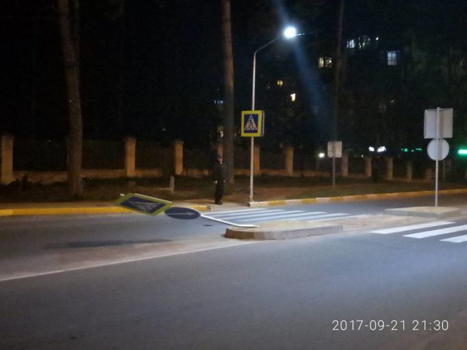 В Ірпені на острівці безпеки, облаштованому на вузькій дорозі, збили дорожній знак В Ірпені на острівці безпеки, облаштованому на вузькій дорозі, збили дорожній знак