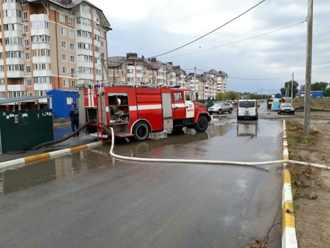 У Бучі рятувальники допомогли комунальним службам ліквідувати підтоплення У Бучі рятувальники допомогли комунальним службам ліквідувати підтоплення
