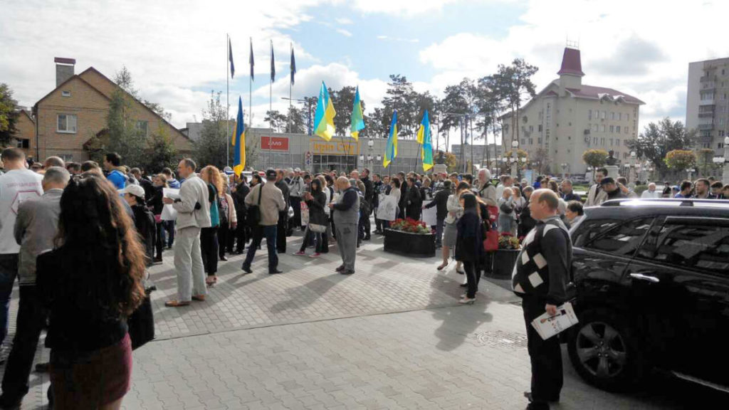 На мітинг проти Карплюка в Ірпені вийшло вп&#8217;ятеро більше людей, ніж на його підтримку під прокуратурою