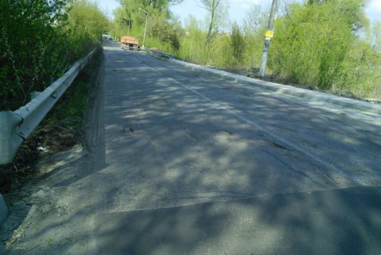 В очікуванні ремонтних робіт на мосту через р. Рокач