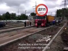 Під час спорудження дороги у Бучі спалахнула вантажівка, водій отримав опіки