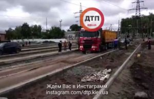 Під час спорудження дороги у Бучі спалахнула вантажівка, водій отримав опіки