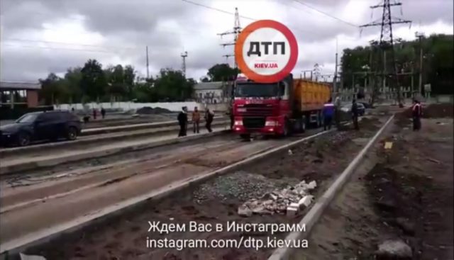 Під час спорудження дороги у Бучі спалахнула вантажівка, водій отримав опіки