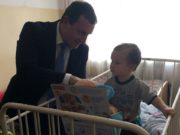 Прокурор Київщини відвідав маленького хлопчика, якого власна мати намагалася продати за 35 тис. доларів США