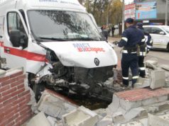 Унаслідок аварії в Ірпені автомобілем розвалено вхідну частину парку “Дубки”