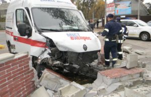 Унаслідок аварії в Ірпені автомобілем розвалено вхідну частину парку “Дубки”