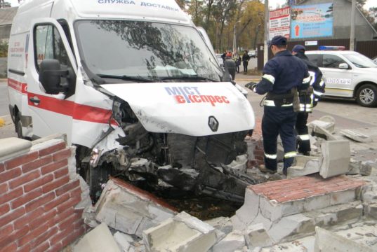 Унаслідок аварії в Ірпені автомобілем розвалено вхідну частину парку “Дубки”