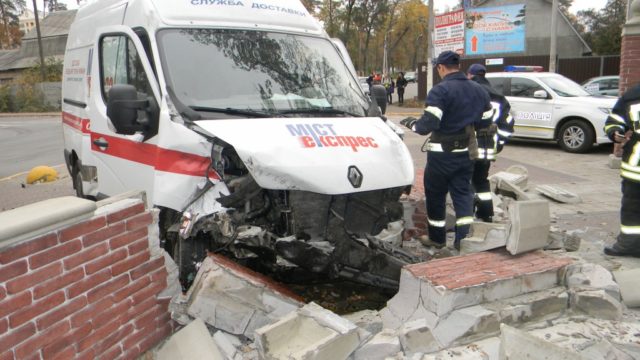 Унаслідок аварії в Ірпені автомобілем розвалено вхідну частину парку “Дубки”