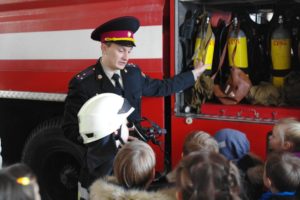 Юрій Осьмина розповідає дітям про оснащення пожежного автомобіля