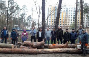 Громада Ірпеня вийшла на толоку до ДСО, щоб прибрати наслідки незаконних діянь забудовників