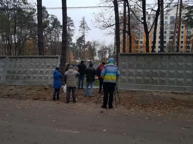 Бетонний парканопад в Ірпені на території ДСО, на якій за мовчазної згоди влади можуть вирости висотки