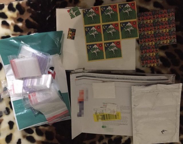 У поштовому відділенні Ірпеня СБУ затримала одержувача посилки з небезпечним наркотиком — ЛСД
