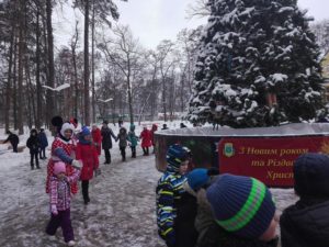 У Приірпінні на День Святого Миколая засяяли головні новорічні ялинки