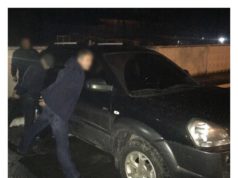 У Бучі поліція затримала озброєних ножем іноземців, які скоїли розбійний напад на власника “Мерседеса”