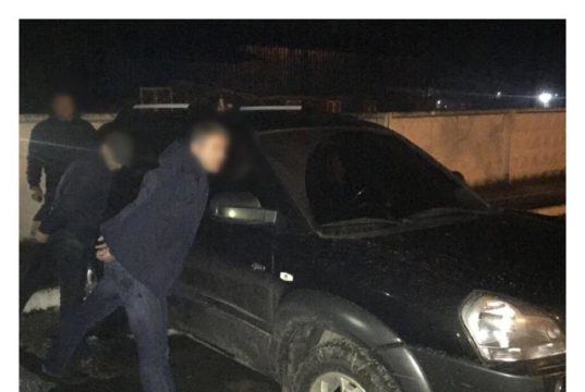 У Бучі поліція затримала озброєних ножем іноземців, які скоїли розбійний напад на власника “Мерседеса”