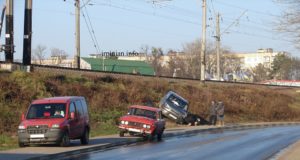 В Ірпені унаслідок ДТП машина потрапила до насипу залізничної колії