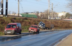 В Ірпені унаслідок ДТП машина потрапила до насипу залізничної колії