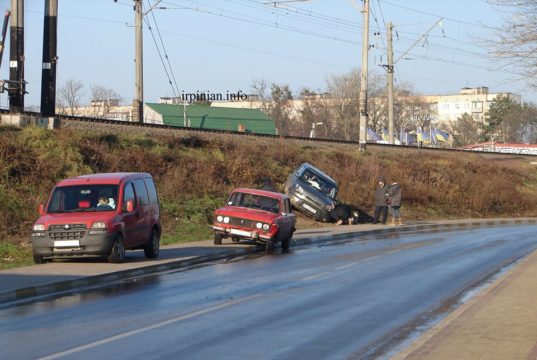 В Ірпені унаслідок ДТП машина потрапила до насипу залізничної колії