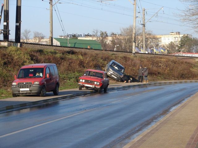 В Ірпені унаслідок ДТП машина потрапила до насипу залізничної колії