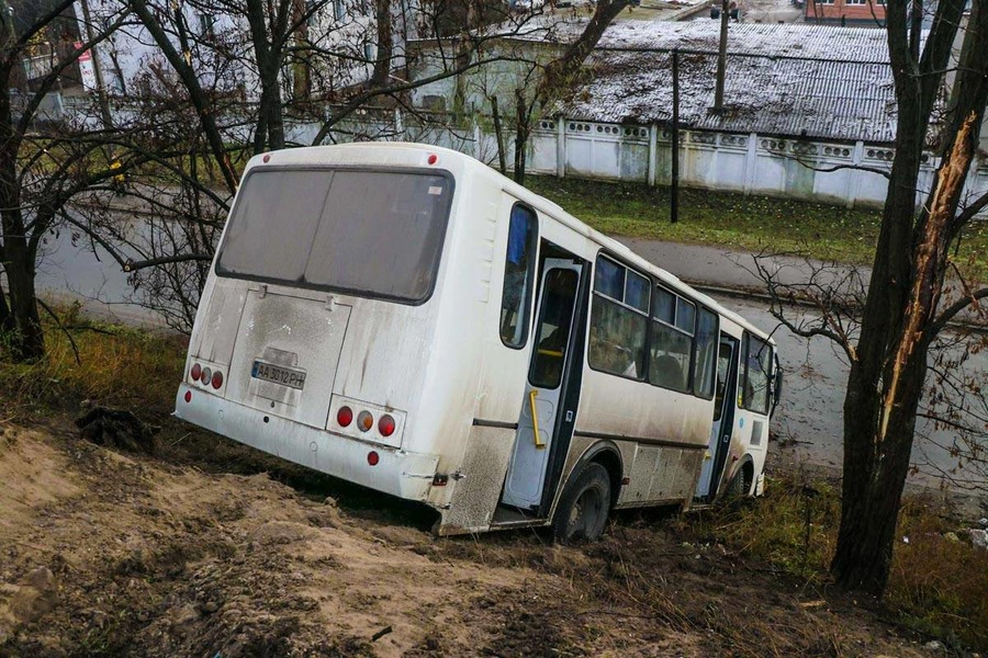 Коцюбинська маршрутка через ожеледицю потрапила в ДТП