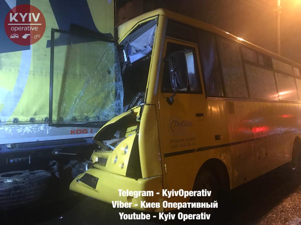 Маршрутний автобус №745, що курсує між Коцюбинським та Академмістечком, протаранив фуру