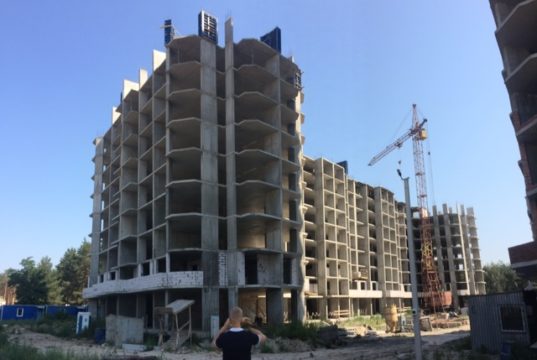 В Ірпені на спорудженні “Fresh City”, яке проводить забудовник Олексій Пєший, будівельник упав з висоти сьомого поверху