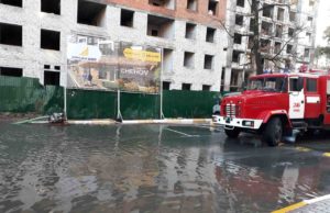 Рятувальники в Ірпені відкачали воду на затопленій території по вулиці Виговського